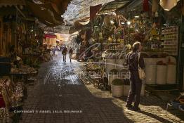 Image du Maroc Professionnelle de  Dans cette rue Fahl Chidmi au Souk Laksour de la médina de Marrakech, de nombreux bazars ce sont installés une véritable caverne d’Ali Baba où l’on retrouve principalement des marchands d'objets qui font la fierté des artisans locaux, le 9 Décembre 2018.  (Photo / Abdeljalil Bounhar)